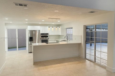Casa en alquiler en Hialeah, Florida, 3 dormitorios, 187.94 m2 № 1992924 - foto 19