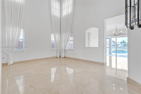 House in Doral, Florida 4 bedrooms, 283.63 sq.m. № 2053104 - photo 3