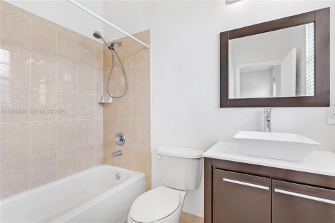 House in Doral, Florida 4 bedrooms, 283.63 sq.m. № 2053104 - photo 21