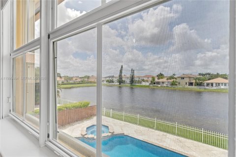 House in Doral, Florida 4 bedrooms, 283.63 sq.m. № 2053104 - photo 16