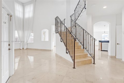 House in Doral, Florida 4 bedrooms, 283.63 sq.m. № 2053104 - photo 2