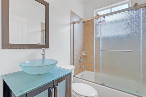 House in Doral, Florida 4 bedrooms, 283.63 sq.m. № 2053104 - photo 11