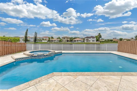 House in Doral, Florida 4 bedrooms, 283.63 sq.m. № 2053104 - photo 26