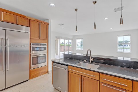 House in Doral, Florida 4 bedrooms, 283.63 sq.m. № 2053104 - photo 10