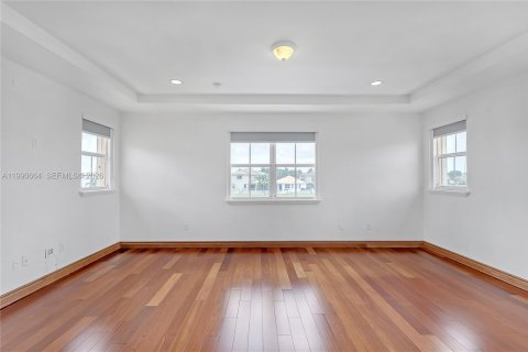 House in Doral, Florida 4 bedrooms, 283.63 sq.m. № 2053104 - photo 14