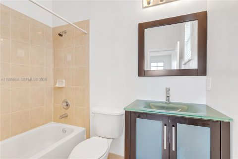 House in Doral, Florida 4 bedrooms, 283.63 sq.m. № 2053104 - photo 23