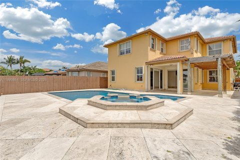 House in Doral, Florida 4 bedrooms, 283.63 sq.m. № 2053104 - photo 25