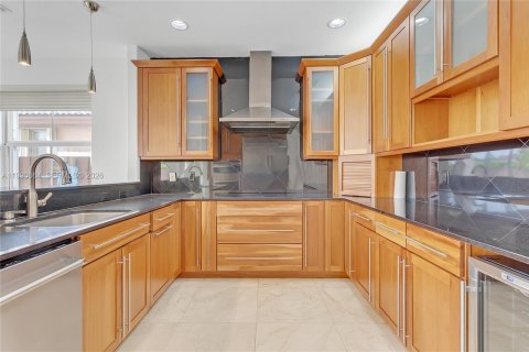 House in Doral, Florida 4 bedrooms, 283.63 sq.m. № 2053104 - photo 9