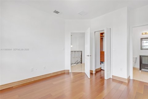 House in Doral, Florida 4 bedrooms, 283.63 sq.m. № 2053104 - photo 22