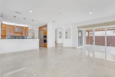 House in Doral, Florida 4 bedrooms, 283.63 sq.m. № 2053104 - photo 7