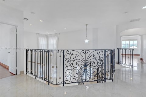 House in Doral, Florida 4 bedrooms, 283.63 sq.m. № 2053104 - photo 12