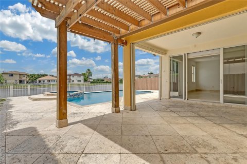 House in Doral, Florida 4 bedrooms, 283.63 sq.m. № 2053104 - photo 24