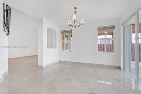 House in Doral, Florida 4 bedrooms, 283.63 sq.m. № 2053104 - photo 6