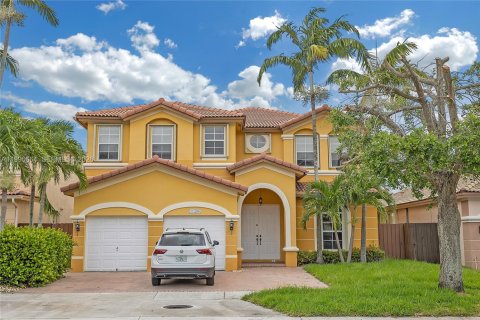 House in Doral, Florida 4 bedrooms, 283.63 sq.m. № 2053104