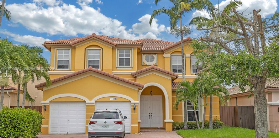 House in Doral, Florida 4 bedrooms, 283.63 sq.m. № 2053104