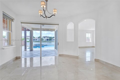 House in Doral, Florida 4 bedrooms, 283.63 sq.m. № 2053104 - photo 5