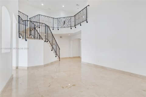 House in Doral, Florida 4 bedrooms, 283.63 sq.m. № 2053104 - photo 4