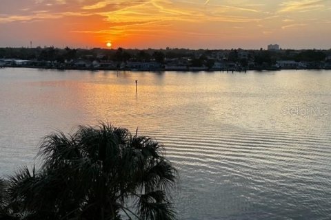 Condominio en alquiler en Treasure Island, Florida, 2 dormitorios, 121.52 m2 № 1908045 - foto 16