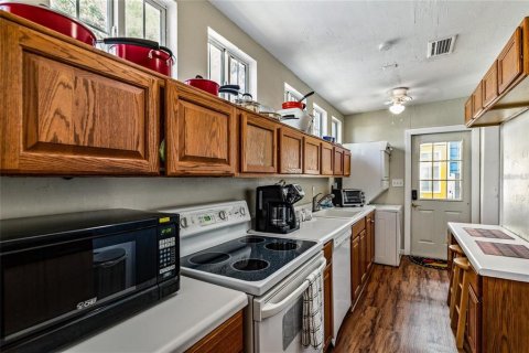 House in Gainesville, Florida 5 bedrooms, 278.24 sq.m. № 2113332 - photo 8