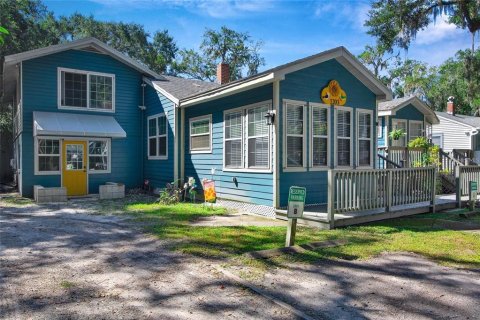 House in Gainesville, Florida 5 bedrooms, 278.24 sq.m. № 2113332