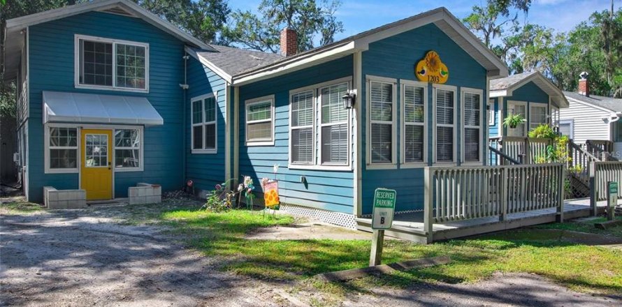 House in Gainesville, Florida 5 bedrooms, 278.24 sq.m. № 2113332