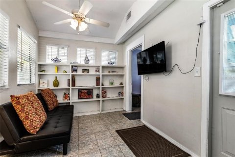 House in Gainesville, Florida 5 bedrooms, 278.24 sq.m. № 2113332 - photo 9