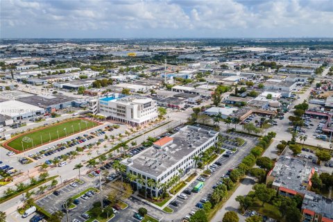 Propiedad comercial en venta en Doral, Florida № 1934936 - foto 5