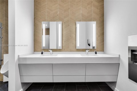 Propiedad comercial en venta en Doral, Florida № 1934936 - foto 16