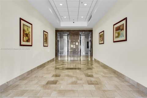 Propiedad comercial en venta en Doral, Florida № 1934936 - foto 10