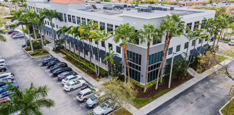 Propiedad comercial en Doral, Florida № 1934936