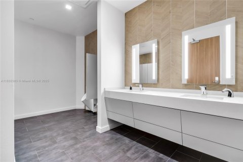 Propiedad comercial en venta en Doral, Florida № 1934936 - foto 17