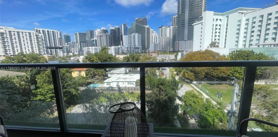 Кондоминиум с 2 спальнями в Майами, Флорида № 1957895