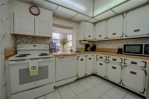 Condo in Hallandale Beach, Florida, 1 bedroom  № 1481844 - photo 18