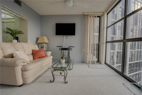 Condo in Hallandale Beach, Florida, 1 bedroom  № 1481844 - photo 9