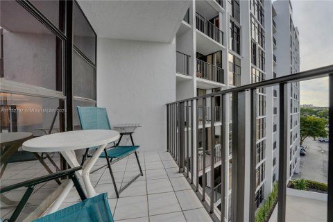 Condo in Hallandale Beach, Florida, 1 bedroom  № 1481844 - photo 11