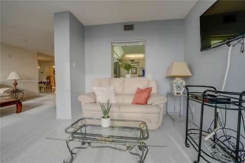 Condo in Hallandale Beach, Florida, 1 bedroom  № 1481844 - photo 10