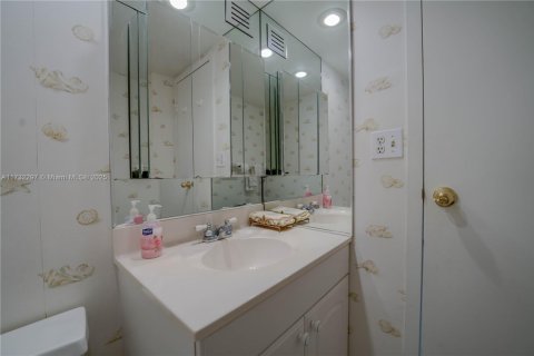 Condo in Hallandale Beach, Florida, 1 bedroom  № 1481844 - photo 17