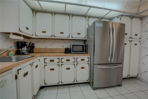 Condo in Hallandale Beach, Florida, 1 bedroom  № 1481844 - photo 19