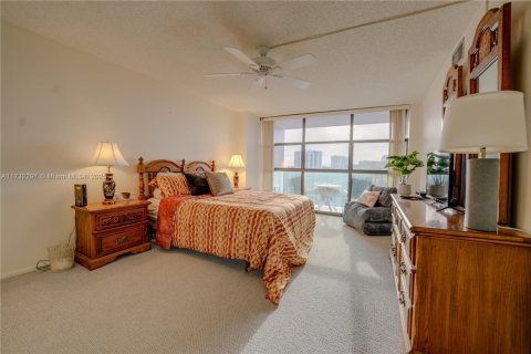 Condo in Hallandale Beach, Florida, 1 bedroom  № 1481844 - photo 24