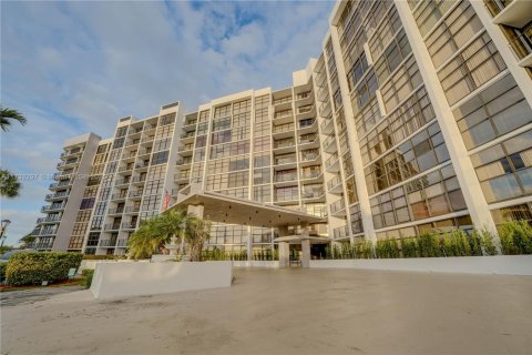 Condo in Hallandale Beach, Florida, 1 bedroom  № 1481844 - photo 1