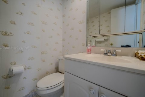 Condo in Hallandale Beach, Florida, 1 bedroom  № 1481844 - photo 16