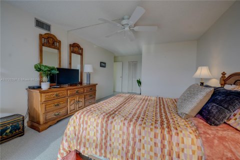 Condo in Hallandale Beach, Florida, 1 bedroom  № 1481844 - photo 25