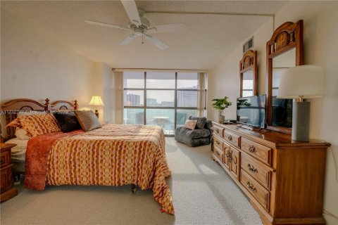 Condo in Hallandale Beach, Florida, 1 bedroom  № 1481844 - photo 23