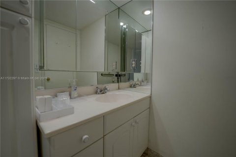 Condo in Hallandale Beach, Florida, 1 bedroom  № 1481844 - photo 30