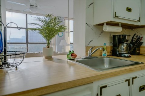 Condo in Hallandale Beach, Florida, 1 bedroom  № 1481844 - photo 22