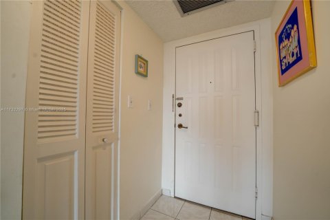 Condo in Hallandale Beach, Florida, 1 bedroom  № 1481844 - photo 3