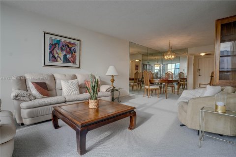 Condo in Hallandale Beach, Florida, 1 bedroom  № 1481844 - photo 8
