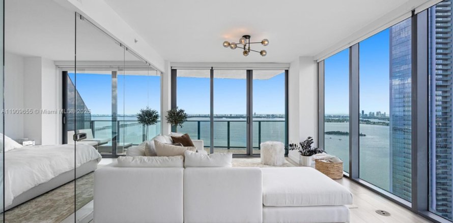 Condo in Miami, Florida, 3 bedrooms  № 1977128