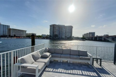 Copropriété à louer à Hallandale Beach, Floride: 1 chambre, 80.82 m2 № 2246939 - photo 16