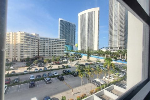 Copropriété à louer à Hallandale Beach, Floride: 1 chambre, 80.82 m2 № 2246939 - photo 5